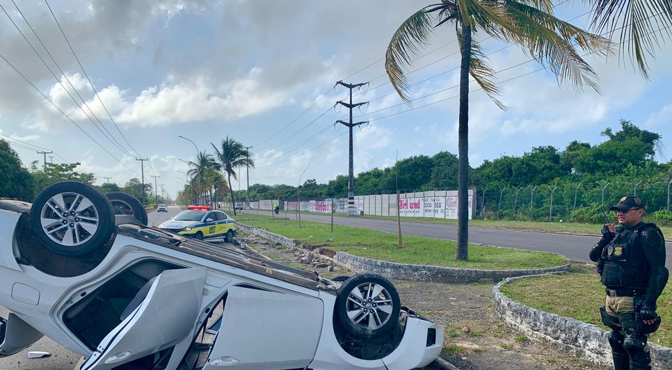 Motorista com sinais de embriaguez capota carro na frente de delegacia em Aracaju