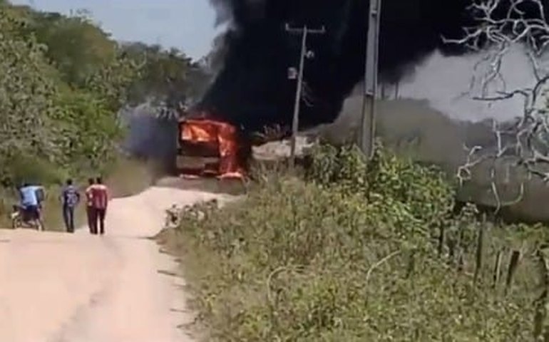 Em Cacimbinhas, ônibus escolar pega fogo enquanto transporta alunos