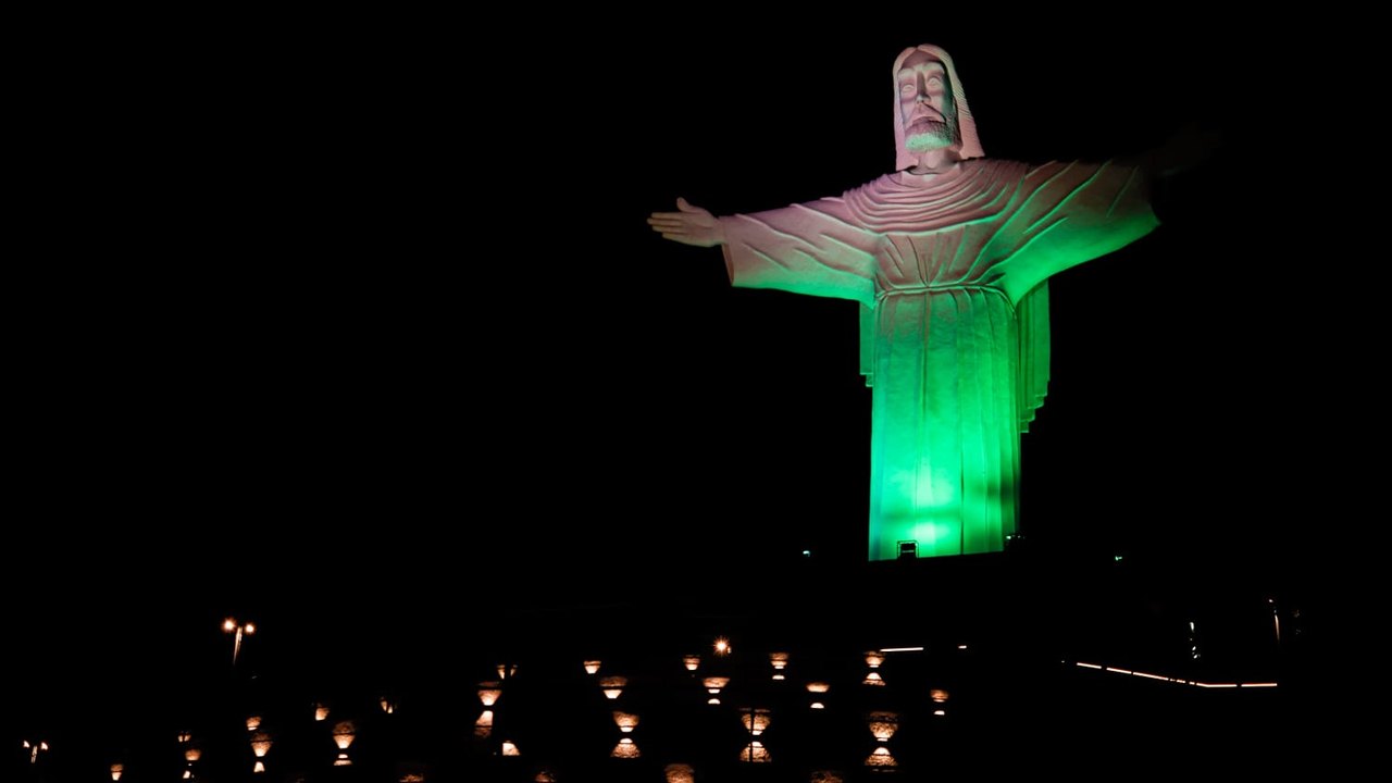 Cristo do Goití está iluminado com a cor verde para lembrar luta pela segurança no trabalho