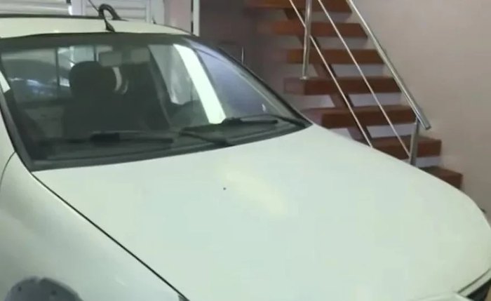 Veículo invadiu uma loja no bairro do Jacintinho, em Maceió