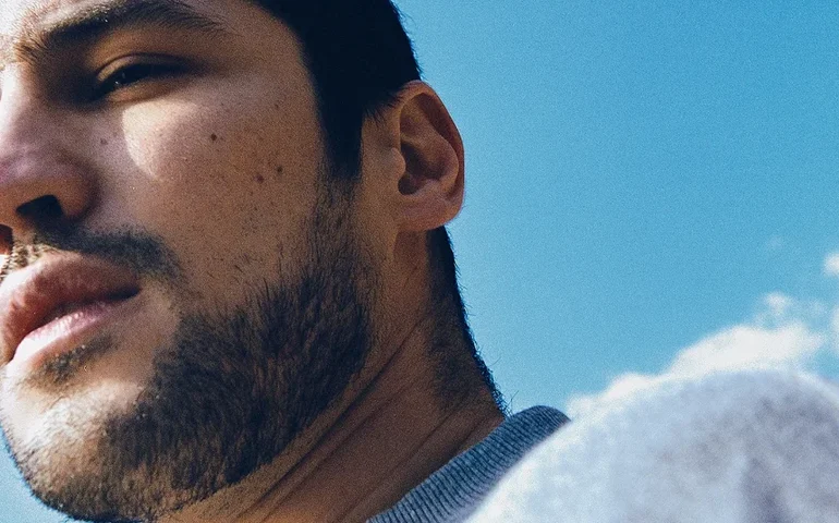 Ser ou não ser cantor? Eis a questão para Gabriel Leone