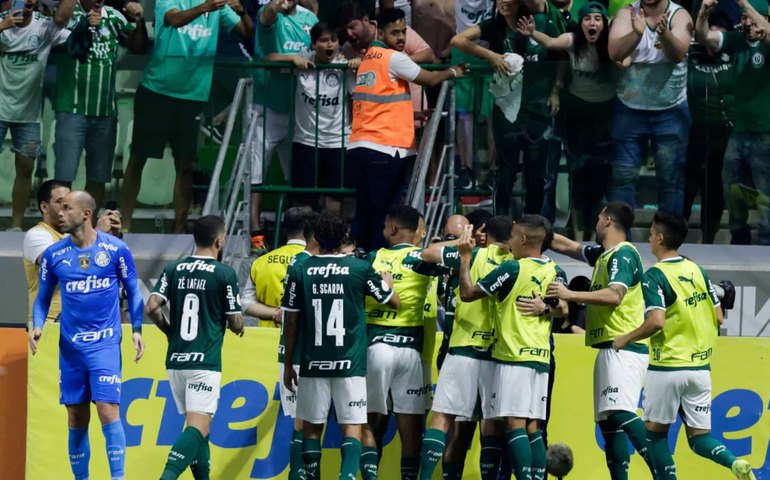 Palmeiras sofre susto no fim, mas derrota Inter e segue líder do Brasileirão