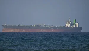 Navios no estreito de Ormuz. Fonte: Internet