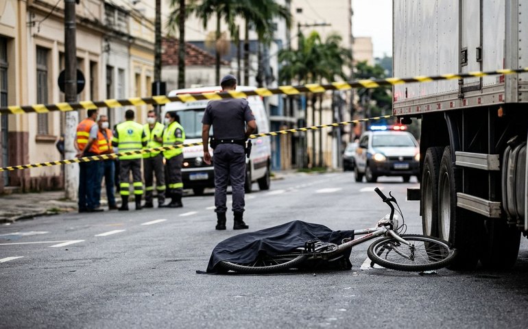 Ciclista morre após atropelamento por caminhão em Santos