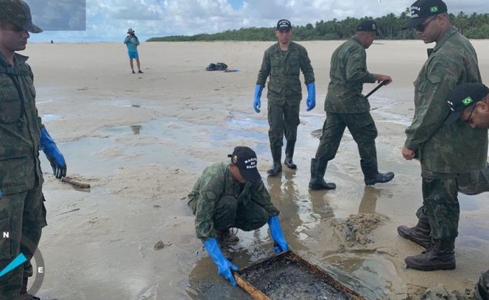 No ano passado, praias brasileiras foram atingidas por manchas de óleo de origem ainda desconhecida