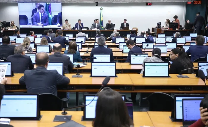 Comissão da Câmara aprova projeto que amplia isenção do Imposto de Renda para R$ 5 mil