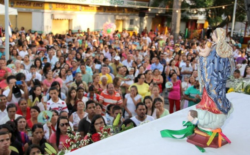 Fiéis lotam celebração cristã da Festa da Padroeira de Arapiraca