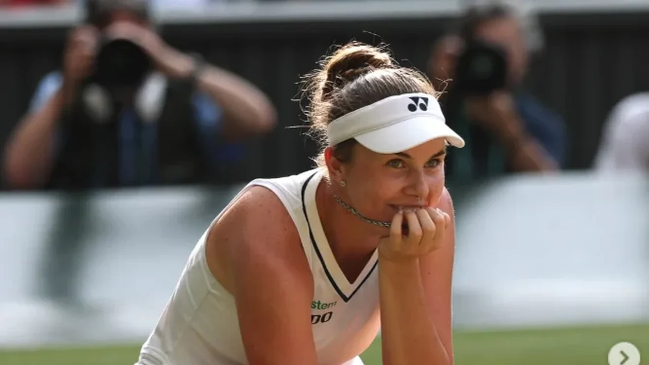 Noskova vence final 100% tcheca e se torna a mais jovem campeã de Wimbledon em 15 anos