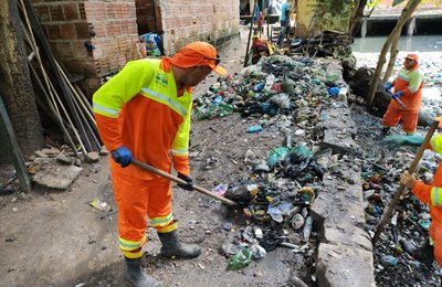 Prefeitura retira 120 toneladas de resíduos do Canal do Papódromo
