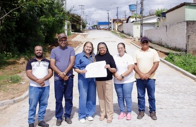 Prefeita de Palmeira visita obras de pavimentação e drenagem no Conjunto José Maia Costa