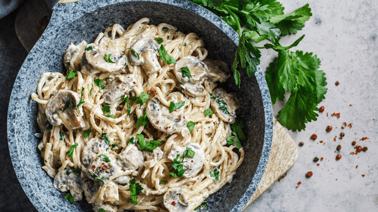 Receita de espaguete cremoso com cogumelos para um jantar rápido e delicioso
