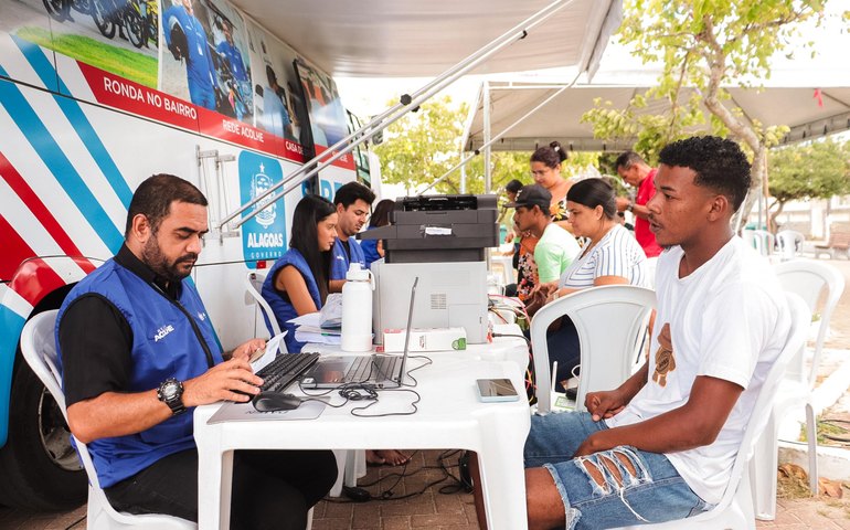 Ônibus itinerante da Seprev leva serviços gratuitos a Água Branca e Arapiraca