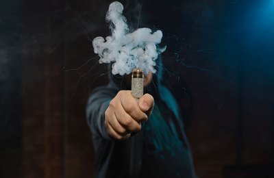 Pneumologista alerta que uso de vape pode causar inflamação, câncer e até morte