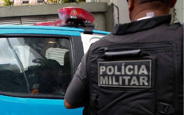 PMs matam homem após confundir madeira com fuzil