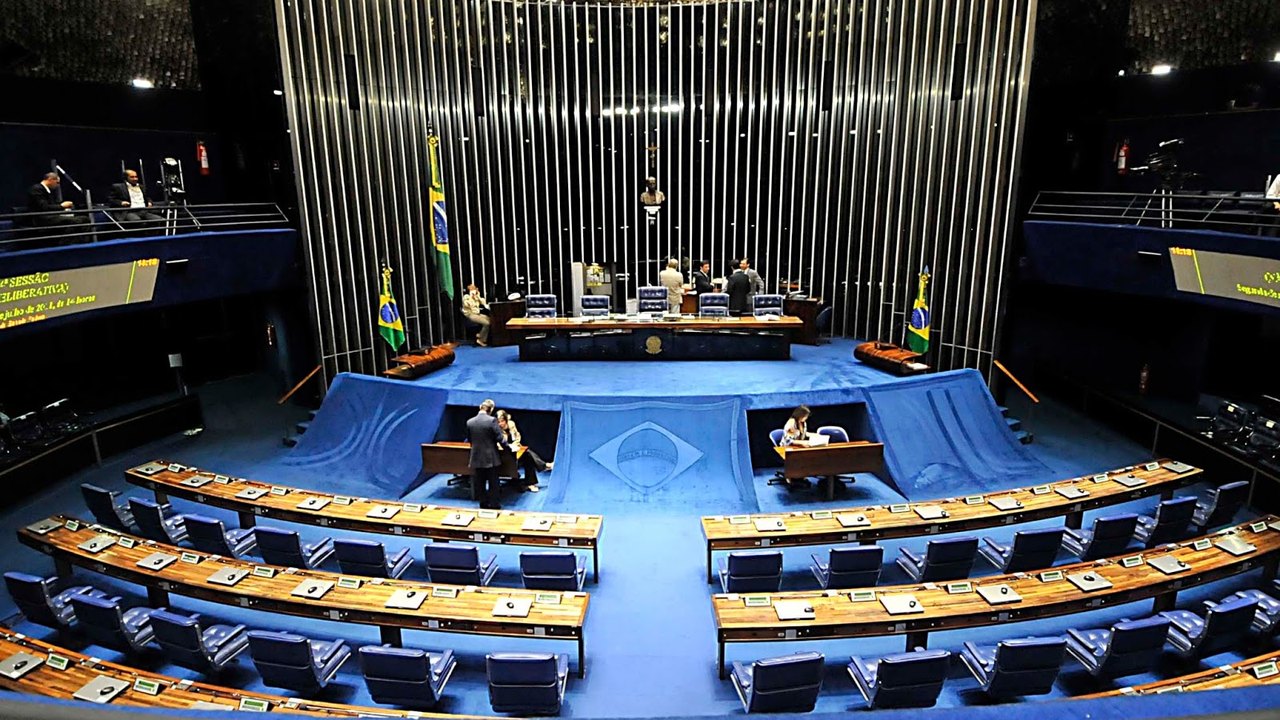 Senadores tomam posse e escolhem presidente da Casa neste domingo