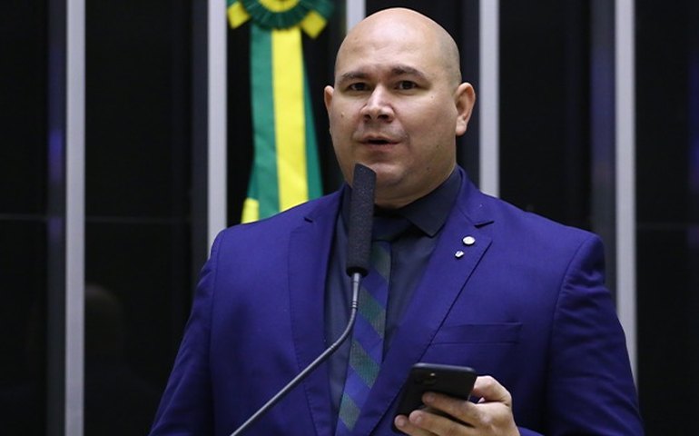 Deputado bolsonarista aponta dedo para colega e é repreendido na CPMI do 8/1