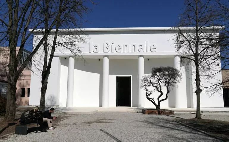 UE quer suspender verba de 2 milhões de euros à Bienal de Veneza