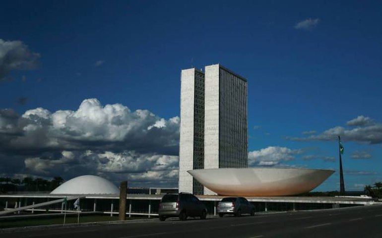 Câmara aprova prioridade para mulher chefe de família em auxílio emergencial