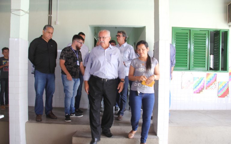 Prefeito realiza visita técnica à Escola Jayme de Altavilla, após reforma