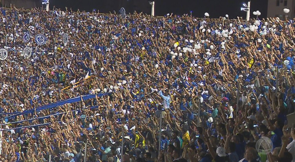 Torcida comparece em peso para fortalecer o Confiança
