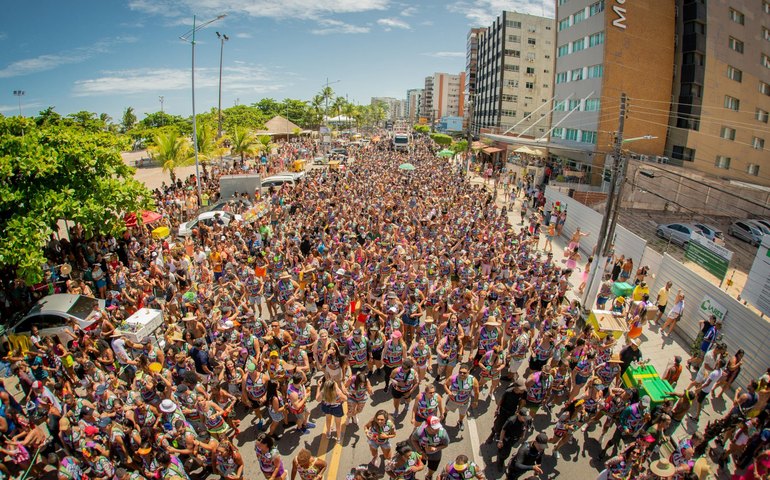 Infectologista do HGE orienta foliões sobre os riscos de contrair a doença do beijo durante o carnaval