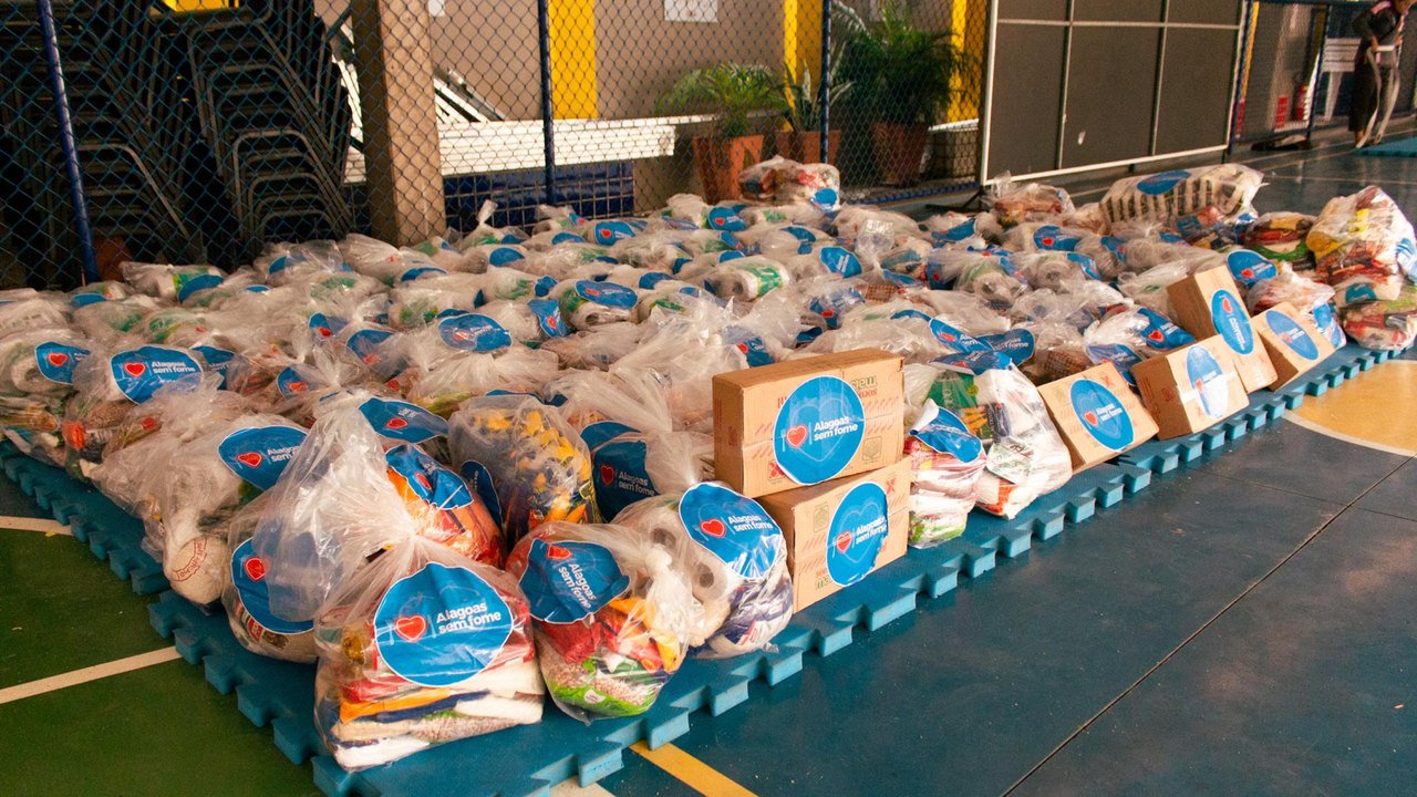 Alagoas Sem Fome doa uma tonelada de alimentos à associação que atende crianças e adolescentes