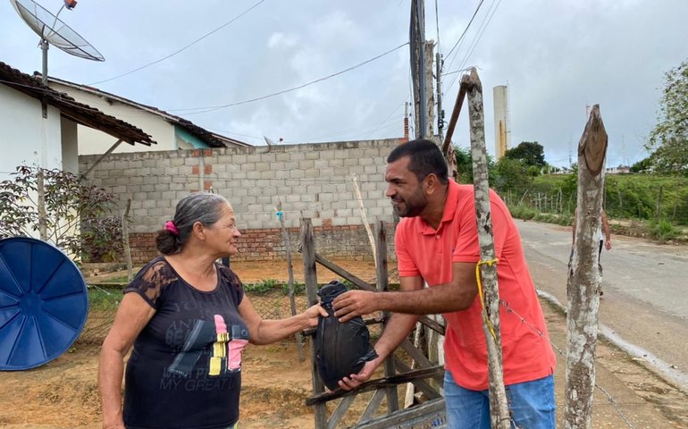 Vereador Nego das Brenhas realiza entrega de peixes em Santana do Mundaú