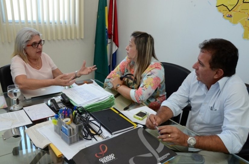 Secretária da Saúde reúne-se com gestores de Limoeiro de Anadia