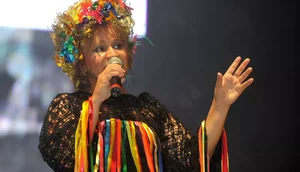 Amorosa celebra 39 anos de carreira com show em Aracaju nesta quarta-feira