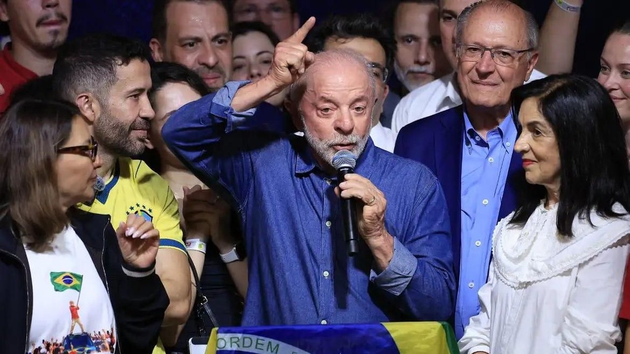 Lula questiona saída de Flávio Bolsonaro para os EUA após derrota eleitoral