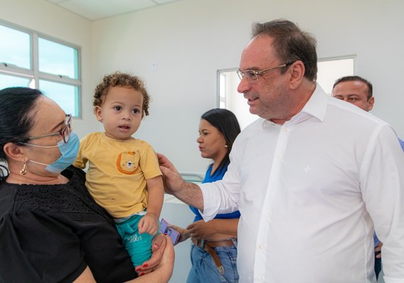 Prefeito Luciano entrega mais uma creche e homenageia professora