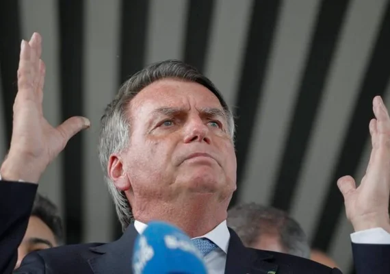 Bolsonaro grava vídeo com casal de idosos sobre descontos no INSS e lança campanha contra governo Lula