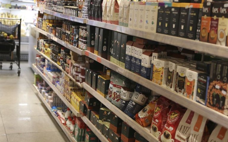 Consumo nos lares brasileiros cresce 4% em julho ante 1 ano antes, revela Abras