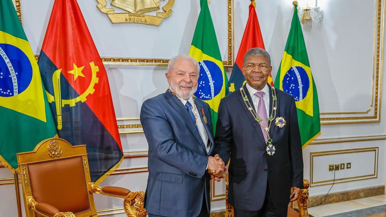 Lula recebe condecoração em Luanda
