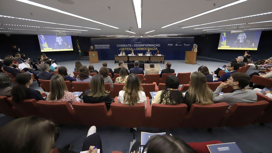Universidades são armas contra desinformação, dizem especialistas