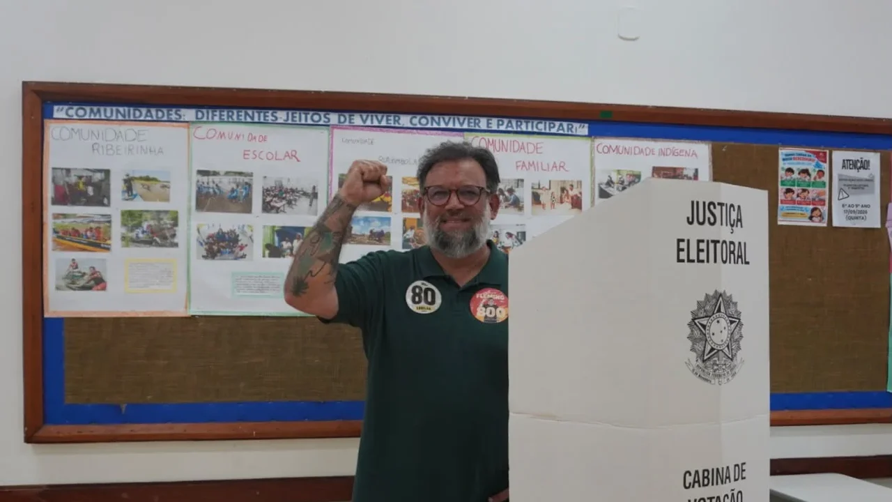 Fleming, único candidato da esquerda ao Senado, vota em Maceió