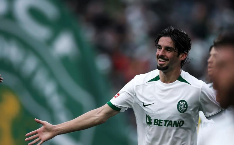 Campeão português pelo Sporting se envolve em acidente e bate carro de luxo 