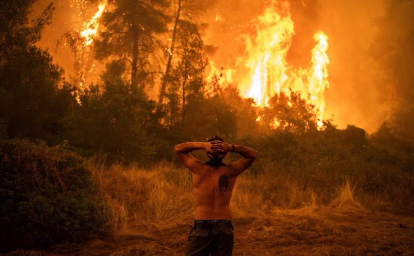 Ilhas da Grécia são esvaziadas por conta de incêndios florestais que já duram uma semana