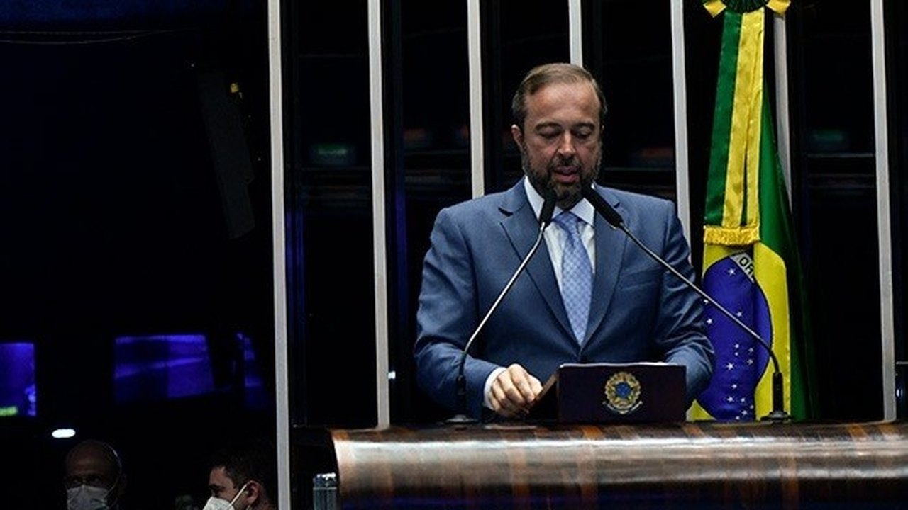 Alexandre Silveira assume vaga no Senado e ataca política de Guedes no governo