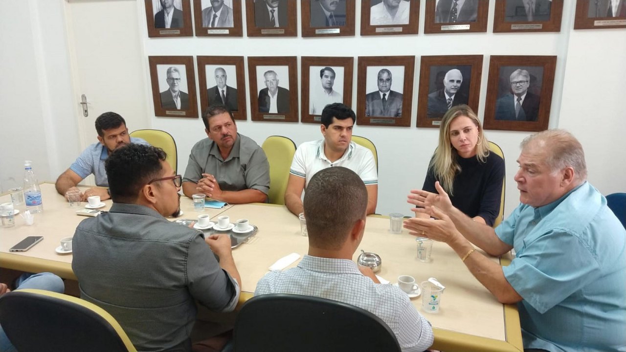 Casal apresenta providências para melhoria do abastecimento em Piaçabuçu prefeito e vereadores