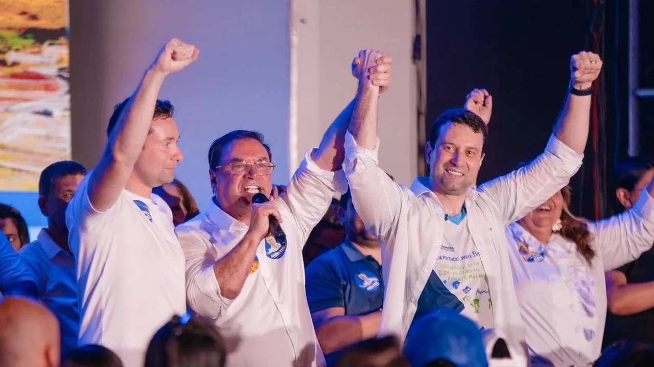 Daniel, Lucas e Luciano são recebidos por mais de 5 mil profissionais da Educação