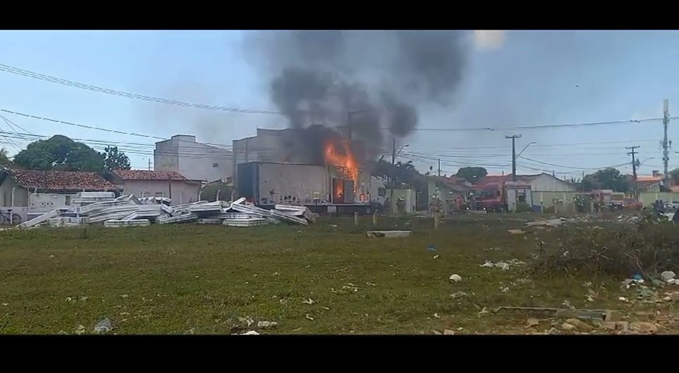 Caminhão carregado com colchões pega fogo no Rosa Elze.jpg