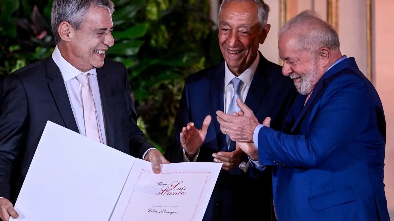 Chico Buarque recebe Prêmio Camões