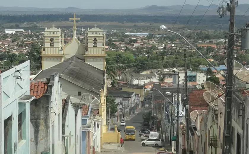 Homem embriagado invade duas casas e é preso por dano e desobediência em Palmeira dos Índios
