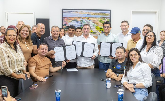 Luciano Barbosa assinou as ordens de serviços para a construção de seis novos Centros de Educação Infantil 