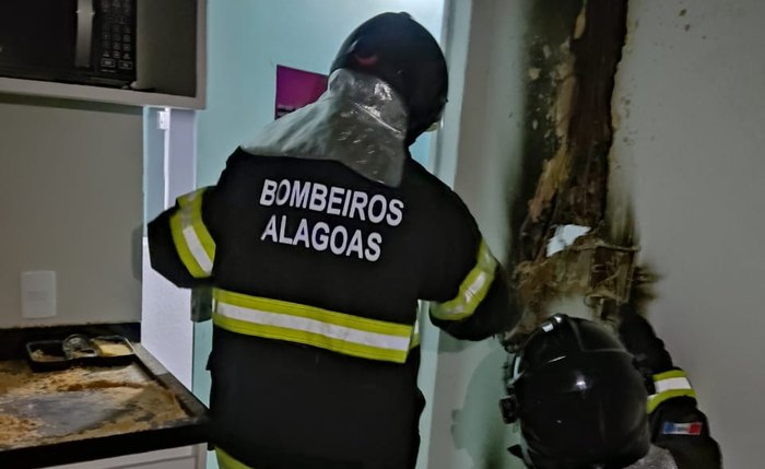 Bombeiro faz rescaldo de incêndio em flat, em Maragogi