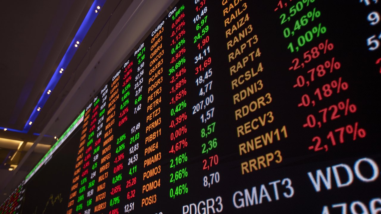 Ibovespa tem alta impulsionada por busca de riscos e foco nas eleições