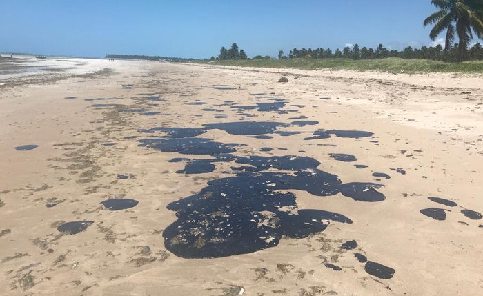 Praia de Ipioca, uma das mais rústicas no litoral norte, amanhece tomada por resíduos de petróleo