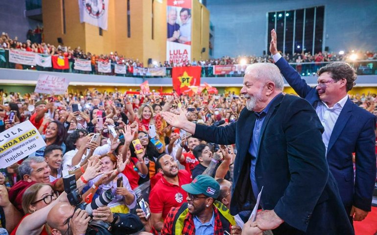 Juntar os divergentes para vencer os antagônicos, diz Lula sobre união pela democracia