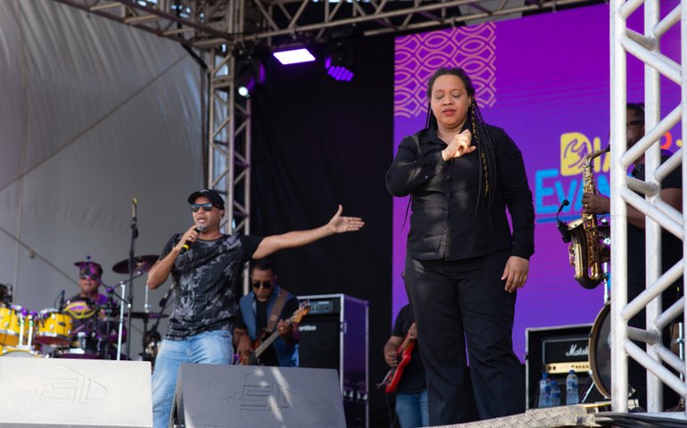 Prefeitura promove inclusão com acessibilidade e tradução de libras nos shows do Dia do Evangélico